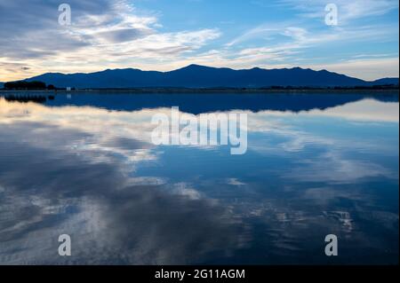 Canigou und die Pyrenäen spiegeln sich im See von Villeneuve de la Raho Stockfoto