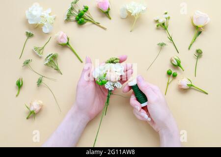 Florist bei der Arbeit: Wie man Hochzeitskranz (oder Blumenkrone) mit Rosen, Hortensias und Viburnum zu machen. Schritt für Schritt, Tutorial. Stockfoto