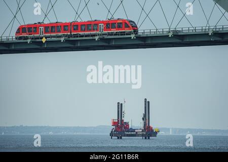 Fehmarn, Deutschland. Juni 2021. Während der Probebohrungen im Fehmarsund hinter der Fehmarsund-Brücke wird ein Bohrgerät gesehen. Die Bohrungen dienen der Planung des Baus des Fehmarsundtunnels zwischen dem Schleswig-holsteinischen Festland und der Insel Fehmarn. Quelle: Gregor Fischer/dpa/Alamy Live News Stockfoto