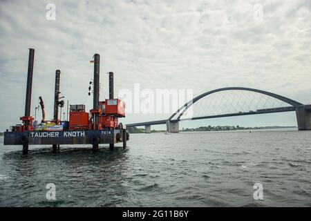 Fehmarn, Deutschland. Juni 2021. Während der Probebohrungen im Fehmarsund vor der Fehmarsund-Brücke wird ein Bohrgerät gesehen. Die Bohrungen dienen der Planung des Baus des Fehmarsundtunnels zwischen dem Schleswig-holsteinischen Festland und der Insel Fehmarn. Quelle: Gregor Fischer/dpa/Alamy Live News Stockfoto