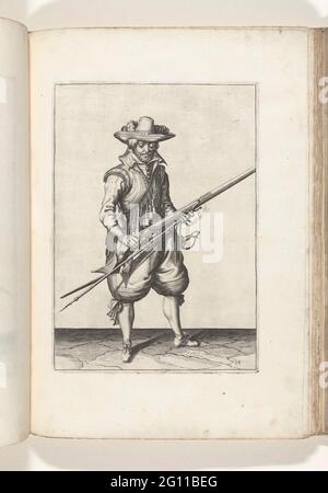 Soldat, der aus seiner Muskete zittert (nein 19), ca. 1600. Ein Soldat, voll, rechts, der mit beiden Händen eine Muskete (eine bestimmte Art von Schusswaffe) schüttelt, um sich möglicherweise außerhalb der Pfanne (des Pulverbehälters) zu befinden, fiel Krit von ihr (nein 19), ca. 1600. In seiner linken Hand, außer dem mussy-Kurs, auch eine Fracht (Musketgabel) und ein brennender Docht. Platte 19 in der Anleitung zum Umgang mit der Muskete: Corte Underquecksilver auf der Figuerliicke Figur, so viel aengaet das rechte Ghebruyck Vant Musquet. Teil der Illustrationen in: J. de Gheyn, Waffenoper von Roers Musquette und Kloksen, Den Haag, 1607. Marriens Stockfoto