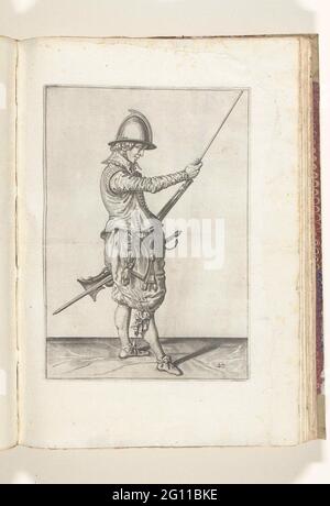 Soldat schiebt seinen Ladestock im Halter unter dem Verlauf seines Ruders (Nr. 29), ca. 1600. Ein Soldat, in voller Länge, rechts, hält mit seiner linken Hand mit seinem linken Knochen (einer bestimmten Art von Schusswaffe) und mit seiner rechten Hand ein Gewirr (eine bestimmte Art von Schusswaffe) und schiebe den Ladestab in den Halter unter die Schlaufe (Nr. 1) 29), ca. 1600. Platte 29 in der Anleitung zum Umgang mit dem Rührer. Teil der Illustrationen in: J. de Gheyn, Waffenoper von Roers Musquette und Spiessen, Amsterdam, 1608. Marriens um 1600. Stockfoto