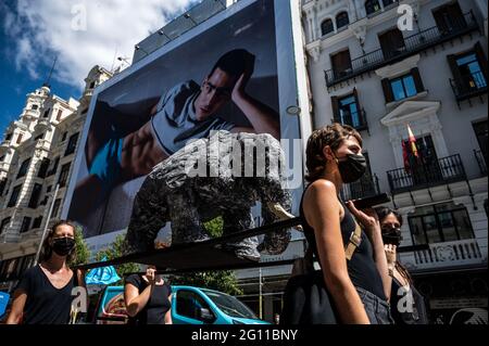 Madrid, Spanien. Juni 2021. Klimaaktivisten der Extinction Rebellion-Gruppe marschieren mit Tierskulpturen durch die Gran Via Street, um den Verkehr zu blockieren und fordern, dass Ökozid (Zerstörung von Ökosystemen und die irreversiblen Schäden der Umwelt) zu einem internationalen Verbrechen wird. Quelle: Marcos del Mazo/Alamy Live News Stockfoto