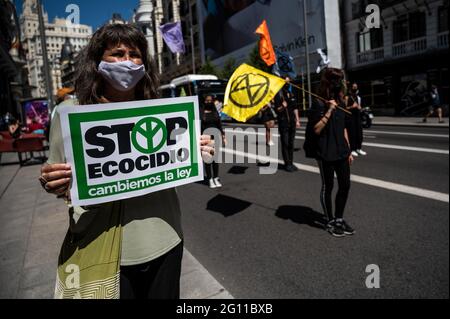 Madrid, Spanien. Juni 2021. Klimaaktivisten der Extinction Rebellion-Gruppe marschieren durch die Gran Via Street und blockieren den Verkehr und fordern, dass Ökozid (Zerstörung von Ökosystemen und die irreversiblen Schäden der Umwelt) zu einem internationalen Verbrechen wird. Quelle: Marcos del Mazo/Alamy Live News Stockfoto