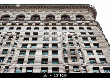 New York City, NY, USA - 31. Dezember 2013 : Flatiron Building vom Straßenlevel auf der Fifth Avenue. Stockfoto