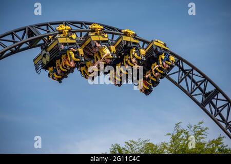 Die Weltrekord-Achterbahn, die Smiler in den Alton Towers, wird Sie 14 Mal pro Fahrt auf den Kopf stellen! Stockfoto