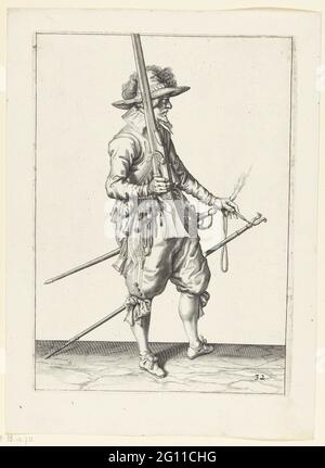 Soldat, der seine Muskete mit der rechten Hand hochhält; Waffenhand van Roers Musquettes und die Splies. Ein Soldat, voll, rechts, hält eine Muskete (eine bestimmte Art von Schusswaffe) mit der rechten Hand und zeigt nach oben, bevor er die Waffe auf seine linke Schulter legt. In seiner ausgestreckten linken Hand ein brennender Docht; EIN Feuerreduter (Musketgabel) an seinem linken Handgelenk. Dieser Druck ist Teil der Serie von 43 nummerierten Abzügen von Musketieren aus der Waffenoper. Stockfoto