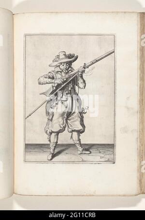 Soldat bläst Pulver aus seiner Muskete (Nr. 20), ca. 1600. Ein Soldat, für Füße, der mit beiden Händen eine Muskete (eine bestimmte Art von Schusswaffe) hält und darüber bläst, möglicherweise außerhalb der Pfanne (der Pulverbehälter) fiel krups von ihr (Nr. 1) 20), ca. 1600. In seiner linken Hand, außer dem Verlauf der Muskete, auch eine Fracht (Muskatabgabel) und ein brennender Docht. Platte 20 in der Anleitung zum Umgang mit der Muskete: Corte Underrait auf der Figuerliicke Figur, so viel aengaet das rechte Ghebruyck Vant Musquet. Teil der Illustrationen in: J. de Gheyn, Waffenoper von Roers Musquette und Kloksen, Den Haag, 1 Stockfoto