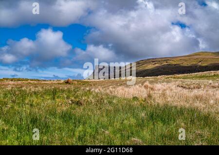 Die Straße zum Benwiskin Berg in der Grafschaft Sligo, Irland. Stockfoto