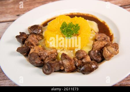 Rezept aus Süßbrot und Lammkniere mit Kakao, Lauch-Pfeifen mit Mandeln und Orangen Stockfoto