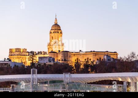 Abendansicht einer Kathedrale in Malaga, Spanien. Stockfoto