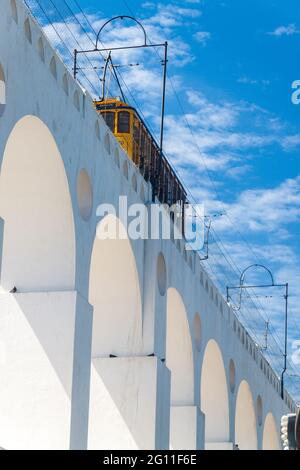 Straßenbahnfahrten auf dem Aquädukt von Carioca in Rio de Janeiro, Brasilien Stockfoto