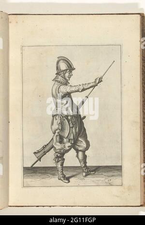 Soldat, der seinen Ladestock aus dem Ruder zieht (Nr. 27), ca. 1600. Ein Soldat, rechts, rechts, der mit seiner linken Hand mit seiner linken Hand ein Aufsehen hält (eine gewisse Art von Schusswaffe) und mit seiner rechten Hand seinen Laderäck aus dem Kurs zieht (nein 27), ca. 1600. Tafel 27 in der Anleitung zum Umgang mit dem Ruder: Letter Enseignement, sur la Representation des Figures, du Droit Maniement de l'Harquebuse. Teil der Illustrationen in einer französischen Ausgabe von J. de Gheyns Wapenhande: J. de Gheyn, Maniement d'Armes, d'arquebusses, Mousquetz et Piques: Und conformité Stockfoto