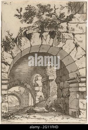 Zeichner im Kolosseum. Blick auf die Zungen einer Ruine, die auf halber Strecke durch eine Person mit einem Skizzenblatt geht. Stockfoto