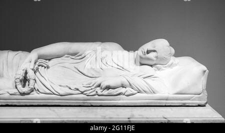 Schwarz-Weiß-Foto der Skulptur einer Frau, die sich auf ihr Grab legt Stockfoto