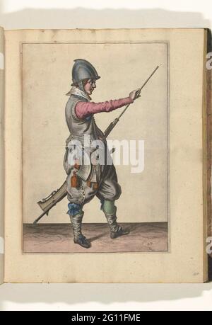 Soldat, der seinen Ladestock aus dem Ruder zieht (Nr. 27), ca. 1600. Ein Soldat, rechts, rechts, der mit der linken Hand mit der linken Hand eine gewisse Schusswaffe hält, und mit der rechten Hand zieht sich sein Ladestock heraus (Nr. 2) 27), ca. 1600. Platte 27 in der Handhabungsanleitung: Kurze Anleitung auf den Contrefixinges, die richtige Verwendung von Kalibern berühren. Teil der Illustrationen in einer englischen Ausgabe von J. de Gheyns Arms Handhe: J. de Gheyn, die Übung von Armes für Kaliber, Muskettes und Hechte nach dem Ordre von Maurits Prinz von Oranien, dem Ha Stockfoto