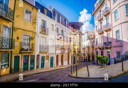 Straße Rua Poiais de Sao Bento mit Straßenbahnlinie in Lissabon. Typische Straßen mit bunten Gebäuden ohne Menschen, Portugal Stockfoto