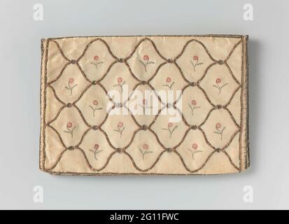 Brieftasche in einem flachen, rechteckigen Modell, von einer ecru-farbigen Seite, auf der sogar schwingende Bahnen gestickt sind, in denen ein einziger Blumenzweig bemalt ist. Brieftasche in einem flachen, rechteckigen Modell, aus einer ecru-farbigen Seide, auf der sogar gewundene Pfade aus brauner Seide und Goldfaden bestickt sind. An den Stellen, an denen die Jobs sich berühren, wird ein kleiner Kreis mit violetter Aquarellfarbe gefüllt. In jedem offenen Bereich wird ein einziger Blumenzweig gemalt. Um den Beutel herum ein enger Rand aus Goldfaden. Vorder- und Rückseite haben das gleiche Muster, genau wie die Innenseite. Die Tasche ist doppelt gefaltet, innen in der Mitte A Stockfoto