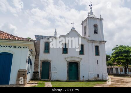 Kleine Kirche im kolonialen Dorf Paraty, Brasilien Stockfoto