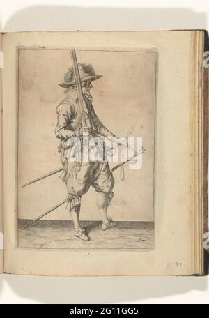 Soldat, der seine Muskete mit der rechten Hand aufrecht hält (Nr. 32), ca. 1600. Ein Soldat, rechts, rechts, hält mit seiner rechten Hand eine Muskete (eine bestimmte Art von Schusswaffe) und zeigt nach oben, bevor er eine Waffe auf die linke Schulter legt (Nr. 1) 32), ca. 1600. In seiner ausgestreckten linken Hand ein brennender Docht; EIN Feuerreduter (Musketgabel) an seinem linken Handgelenk. Platte 32 in der Anleitung zum Umgang mit der Muskete: Shorte Anleitung für die Figuren, so viel betrifft die richtige Verwendung von Muskett. Teil der Illustrationen in einer englischen Ausgabe von J. de Gheyns Arms Handhe: J. de Gheyn, The Exercise of Armes for Stockfoto