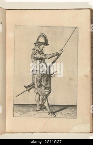 Soldat schiebt seinen Ladestock im Halter unter dem Verlauf seines Ruders (Nr. 29), ca. 1600. Ein Soldat, in voller Länge, rechts, hält mit seiner linken Hand mit seinem linken Knochen (einer bestimmten Art von Schusswaffe) und mit seiner rechten Hand ein Gewirr (eine bestimmte Art von Schusswaffe) und schiebe den Ladestab in den Halter unter die Schlaufe (Nr. 1) 29), ca. 1600. Tafel 29 in der Anleitung zum Umgang mit dem Stier: Letter Enseignement, sur la Representation des Figures, du Droit Maniement de l ' Harquebuse. Teil der Illustrationen in einer französischen Ausgabe von J. de Gheyns Wapenhande: J. de Gheyn, Maniement d'Ar Stockfoto