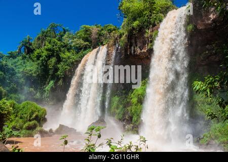 Der Wasserfall Dos Hermanas (zwei Schwestern) von Iguacu (Iguazu) fällt an einer Grenze zwischen Brasilien und Argentinien Stockfoto