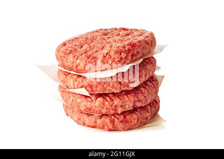 Stapel roher Burger-Patties auf weißem Hintergrund Stockfoto
