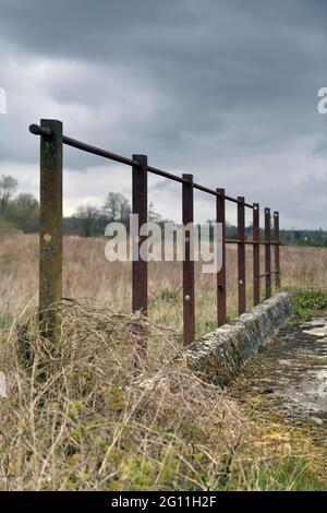 Rostende Eisenbahnen auf einer redundanten Eisenbahnbrücke aus Beton bei broome im waveney Valley norfolk england Stockfoto