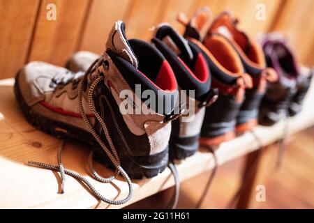 Mittenwald, Deutschland. Juni 2021. Schuhe von Bergsteigerinnen stehen auf einem Brett in der Mittenwalder Hütte. Die Schutzhütte nordwestlich unterhalb der westlichen Karwendelspitze auf 1518 Metern Seehöhe ist eine Alpenvereinshütte der Sektion Mittenwald des Deutschen Alpenvereins (DAV). (To dpa-Korr 'Strenge Corona-Regeln: Alpenverein fürchtet schwierige Hüttensaison' von 04.06.2021) Quelle: Matthias Balk/dpa/Alamy Live News Stockfoto