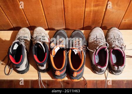 Mittenwald, Deutschland. Juni 2021. Schuhe von Bergsteigerinnen stehen auf einem Brett in der Mittenwalder Hütte. Die Schutzhütte nordwestlich unterhalb der Westlichen Karwendelspitze auf 1518 Metern Höhe ist eine Alpenvereinshütte der Sektion Mittenwald des Deutschen Alpenvereins (DAV). (To dpa-Korr 'Strenge Corona-Regeln: Alpenverein fürchtet schwierige Hüttensaison' von 04.06.2021) Quelle: Matthias Balk/dpa/Alamy Live News Stockfoto