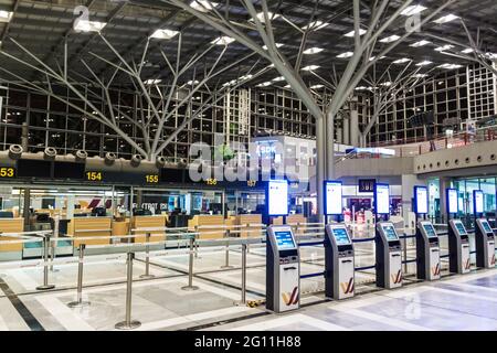 STUTTGART, DEUTSCHLAND - 25. JANUAR 2015: Innenraum des Stuttgarter Flughafens. Stuttgart ist mit 9.6 Millionen Passagieren im Jahr 201 der sechstgrößte Flughafen in Deutschland Stockfoto