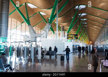 MADRID, SPANIEN - 26. JAN 2015: Inneneinrichtung eines Terminals im Flughafen Adolfo Suarez Madrid-Barajas. Stockfoto