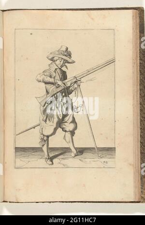 Soldat auf der Wache, dass der Docht auf dem Hahn seiner Muskete den richtigen Platz und die richtige Form gibt (Nr. 42), ca. 1600. Ein Soldat, der in voller Länge auf der rechten Seite wartet, was eine Muskete (eine bestimmte Art von Schusswaffe) ist, mit seiner linken Hand hält er an der Gabel der Furket (Musket-Gabel), wo der Kurs unterstützt (Nr. 42), ca. 1600. Mit Daumen und Mittelfinger seiner rechten Hand gibt er dem brennenden Docht auf dem Hahn (Teil des Entzündungsmechanismus) seiner Muskete den richtigen Platz und die richtige Form. Tafel 42 in der Anleitung zum Umgang mit der Muskete: Letter Enseignement, Sur Les Pourtraitz Figurez, Touchant Le Stockfoto