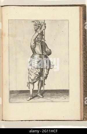 Soldat, von vorne gesehen, der seinen Spieß mit beiden Händen aufrecht für sich leicht über dem Boden hält (nein 16), ca. 1600. Ein Soldat, für die Füße, der ein Spieß (Lanze) mit beiden Händen aufrecht ist, erfestigt sich über dem Boden (nein 16), ca. 1600. Dies ist die zweite Operation, um den Spieß auf dem Boden zu platzieren. Tafel 16 in der Anleitung für den Umgang mit dem Spieß: Aufstellschreiben; ET SUMPINT SUR LES PORTRAITZ FIGUREZ, Touchant L'Usage, The Tout CE QU'UN SOLDAT DOBT Faire au Maniement de la Pique. Teil der Illustrationen in einer französischen Ausgabe von J. de Gheyns Wapenhande: J. de Ghey Stockfoto