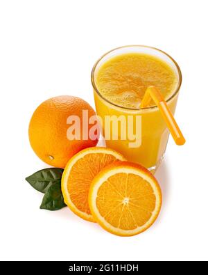 Ein Glas frischen Orangensaft mit in Scheiben geschnittenen Früchten auf Weiß Stockfoto