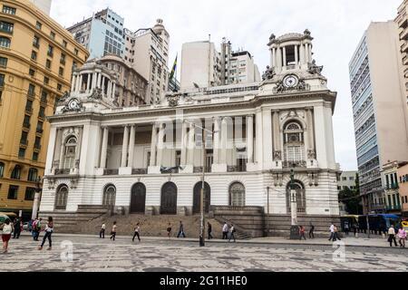 RIO DE JANEIRO, BRASILIEN - 28. JANUAR 2015: In Rio de Janeiro laufen die Menschen am Rathaus entlang. Stockfoto