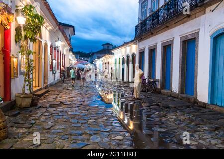 PARATY, BRASILIEN - 30. JANUAR 2015: Menschen gehen in einer engen Straße in eine alte Kolonialstadt Paraty, Brasilien Stockfoto