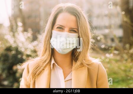 Italien, Porträt einer jungen Frau, die eine schützende Gesichtsmaske trägt Stockfoto