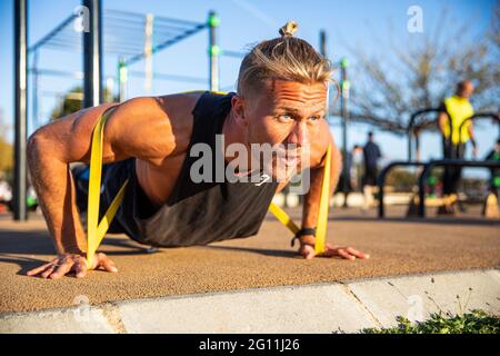 Spanien, Mallorca, Mann beim Training im Fitnessstudio Stockfoto