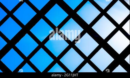 Eiserne Tore gegen den blauen Himmel. Stockfoto