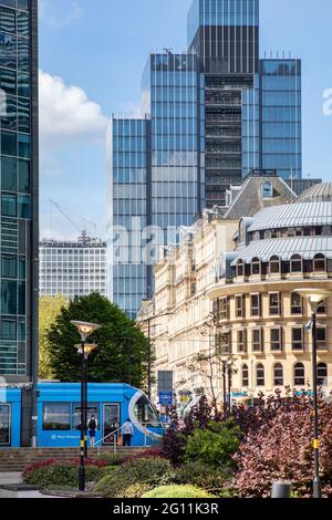 Der Blick entlang der Colmore Row im Zentrum von Birmingham hebt 103 einen 26-stöckigen Wolkenkratzer hervor, der 2021 eröffnet werden soll. Stockfoto