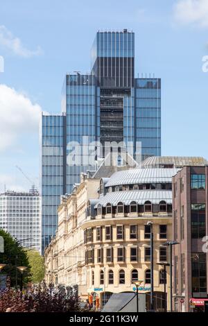 Der Blick entlang der Colmore Row im Zentrum von Birmingham hebt 103 einen 26-stöckigen Wolkenkratzer hervor, der 2021 eröffnet werden soll. Stockfoto