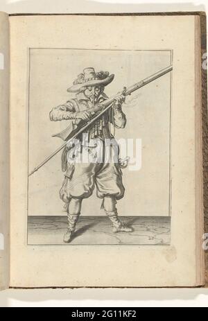 Soldat bläst Pulver aus seiner Muskete (Nr. 20), ca. 1600. Ein Soldat, für Füße, der mit beiden Händen eine Muskete (eine bestimmte Art von Schusswaffe) hält und darüber bläst, möglicherweise außerhalb der Pfanne (der Pulverbehälter) fiel krups von ihr (Nr. 1) 20), ca. 1600. In seiner linken Hand, außer dem Verlauf der Muskete, auch eine Fracht (Muskatabgabel) und ein brennender Docht. Tafel 20 in der Anleitung zum Umgang mit der Muskete: Letter Enseignement, Sur Les Pourtraitz Figurez, Touchant Le Droit Maniement du Mousquet. Teil der Illustrationen in einer französischen Ausgabe von J. de Gheyns Wapenhande: J. de Gheyn, Maniement d'Arm Stockfoto