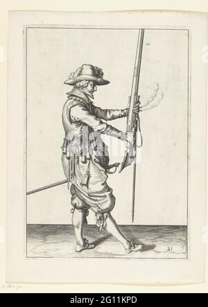 Soldat, der seine Muskete mit beiden Händen aufrecht hält; Waffenhand van Roers Musquettes und die Splies. Ein Soldat, voll, rechts, der eine Muskete (eine bestimmte Art von Schusswaffe) mit beiden Händen für sich hält, nach oben zeigend, um sie nach links zu bringen. In seiner linken Hand außer dem Verlauf der Muskete auch ein Feuerrekader (Musketgabel) und ein brennender Docht. Dieser Druck ist Teil der Serie von 43 nummerierten Abzügen von Musketieren aus der Waffenoper. Stockfoto