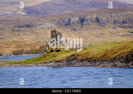 Ardvreck Castle am Ufer des Loch Assynt in Sutherland, Nordwesten Schottlands Stockfoto