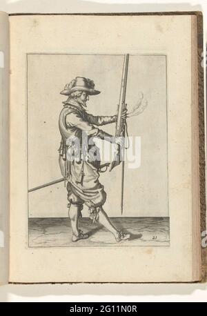 Soldat, der seine Muskete mit beiden Händen aufrecht vor sich hält (Nein 21), ca. 1600. Ein Soldat, rechts, rechts, der eine Muskete (eine bestimmte Art von Schusswaffe) mit beiden Händen für sich hält, die Schlaufe nach oben zeigend, um sie nach links zu bringen (nein 21), ca. 1600. In seiner linken Hand, außer dem Verlauf der Muskete, auch eine Fracht (Musketgabel) und ein brennender Docht. Tafel 21 in der Anleitung zum Umgang mit der Muskete: Letter Enseignement, Sur Les Pourtraitz Figurez, Touchant Le Droit Maniement du Mousquet. Teil der Illustrationen in einer französischen Ausgabe von J. de Gheyns Wapenhande: J. de Stockfoto