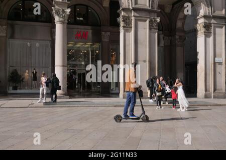 Mailand, italien: Nach der Sperrung verändert sich die Mobilität der Stadt, die Menschen in der Stadt reisen mit neuen Verkehrsmitteln: Elektrofahrrädern, Rollern und Schlittschuhen Stockfoto