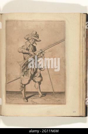 Soldat auf der Wache, dass der Docht auf dem Hahn seiner Muskete den richtigen Platz und die richtige Form gibt (Nr. 42), ca. 1600. Ein Soldat, der in voller Länge auf der rechten Seite wartet, was eine Muskete (eine bestimmte Art von Schusswaffe) ist, mit seiner linken Hand hält er an der Gabel der Furket (Musket-Gabel), wo der Kurs unterstützt (Nr. 42), ca. 1600. Mit Daumen und Mittelfinger seiner rechten Hand gibt er dem brennenden Docht auf dem Hahn (Teil des Entzündungsmechanismus) seiner Muskete den richtigen Platz und die richtige Form. Platte 42 in der Anleitung zum Umgang mit der Muskete: Shorte Anleitung für die Figuren, so viel betrifft das R Stockfoto