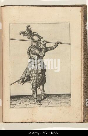 Soldat, der seinen Spieß mit beiden Händen horizontal über seine rechte Schulter hebt (nein 27), ca. 1600. Ein Soldat, voll, rechts, der einen Spieß (Lanze) mit beiden Händen waagerecht über seiner rechten Schulter liegt (nein 27 ), ca. 1600. Tafel 27 in der Anleitung zum Umgang mit dem Spieß: Enseignement Letter; ET SUMPINT SUR LES PORTRAITZ FIGUREZ, Touchant L'Usage, The Tout CE QU'UN SOLDAT DOBT Faire au Maniement de la Pique. Teil der Illustrationen in einer französischen Ausgabe von J. de Gheyns Wapenhande: J. de Gheyn, Maniement d'Armes, d'arquebusses, Mousquetz et Piques: Und conformité de l'Ordre Stockfoto