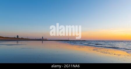 Oostende (Ostende) Strandpanorama bei Sonnenuntergang an der Nordsee mit Skyline, Westflandern, Belgien. Stockfoto